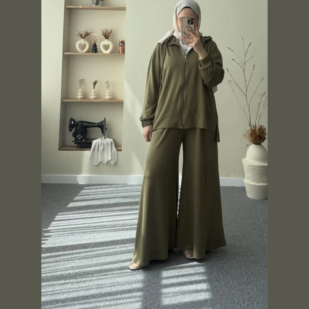 Wide-Leg Bottom Over Size Style Premium Quality Winter 2-Pcs Tracksuit. CWTS-39